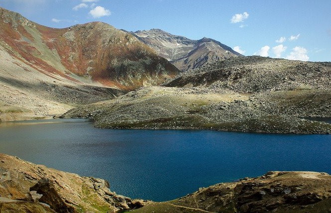 Lulusar Lake with surrounding snowy peaks